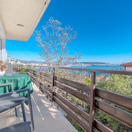 Orange Tree Apartment