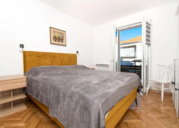 Orange Tree Apartment *